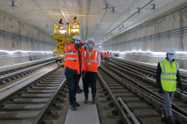 Le président du directoire de la Société du Grand Paris, Jean-François Monteils (au centre), lors d'une visite de chantier sur l'une des lignes du Grand Paris Express.