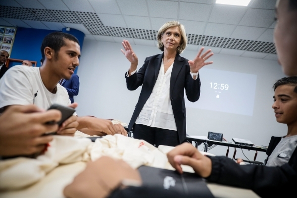 La présidente de la région Ile-de-France Valérie Pécresse lors de la remise des tablettes numériques aux élèves du lycée Jean Jaurès d'Argenteuil (95) en septembre 2019.