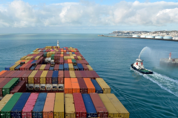 Porte-conteneurs au large du Havre.