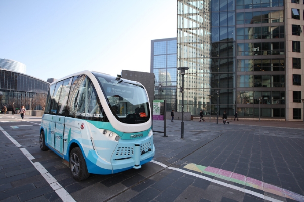 Une navette sans conducteur de Navya dans le quartier d'affaires de La Défense.