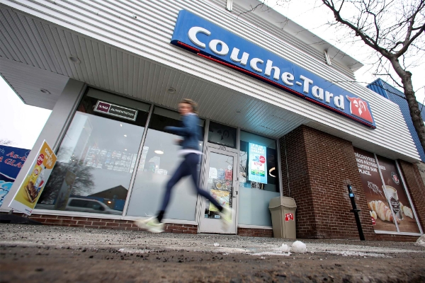 Une enseigne Couche-Tard à Montréal.