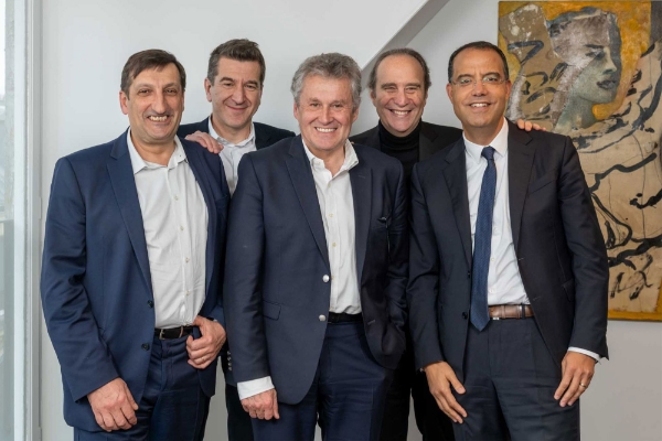 (De gauche à droite) Guillaume Darrasse, directeur général d'InVivo Retail, Matthieu Pigasse, fondateur de 2MX Organic, Thierry Blandinières, directeur général d'InVivo, Xavier Niel, fondateur de 2MX Organic, Moez-Alexandre Zouari, fondateur et directeur général de 2MX Organic.