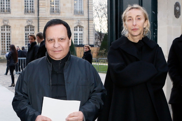 Le couturier Azzedine Alaïa, décédé en 2017, en compagnie de Carla Sozzani lors de la Fashion Week 2014.