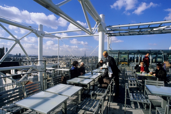 La terrasse panoramique du Georges sur le toit du Centre Pompidou.