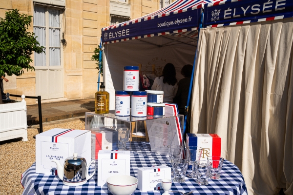 La boutique de l'Elysée installée dans la cour d'honneur du Palais lors des 38e Journées du patrimoine, le 18 septembre 2021.