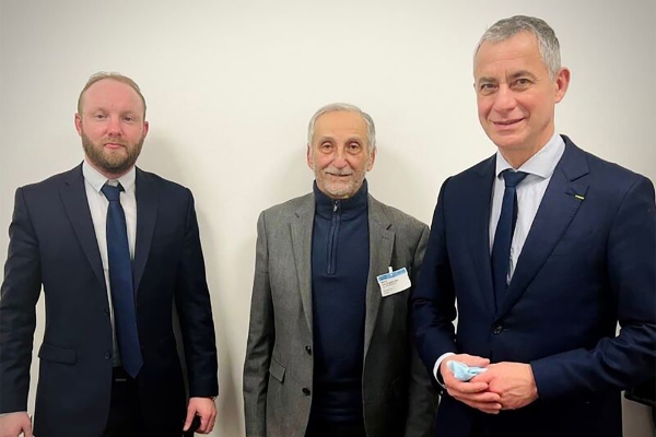 François Mattens et Guy Gourevitch en compagnie de Jean-Michel Jacques, Vice-président de la commission de la défense nationale et des forces armées de l'Assemblée nationale.