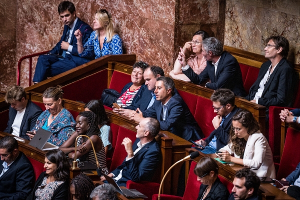 Le député de la France Insoumise François Ruffin (au centre) sera l'un des référents lors de l'examen du projet de loi sur la réforme des retraites. Ici pris en photo le 12 juillet 2022.