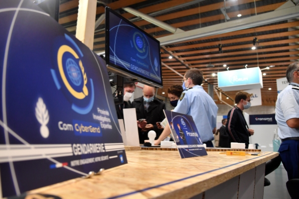 Le stand du Commandement de la gendarmerie dans le cyberespace (ComCyberGend) lors du Forum international de la cybersécurité à Lille, en 2021.