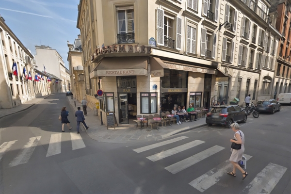 La brasserie L'Assemblée, située à l'angle des rues de Bourgogne et Saint-Dominique (Paris, 7e).