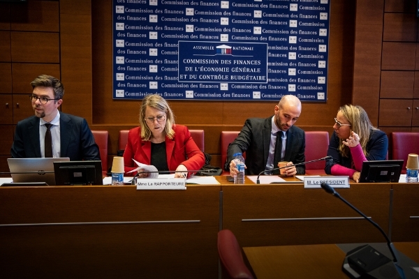 La rapporteure Danielle Simonnet (La France insoumise) et le président de la commission d'enquête Benjamin Haddad (Renaissance), le 2 mars 2023.