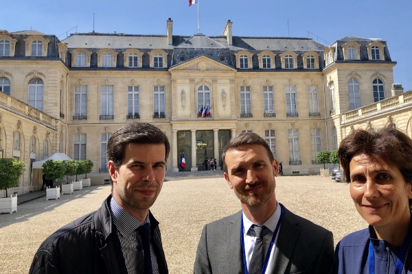 La délégation de l'Observatoire du travail indépendant immortalisée dans la cour d'honneur de l'Elysée.