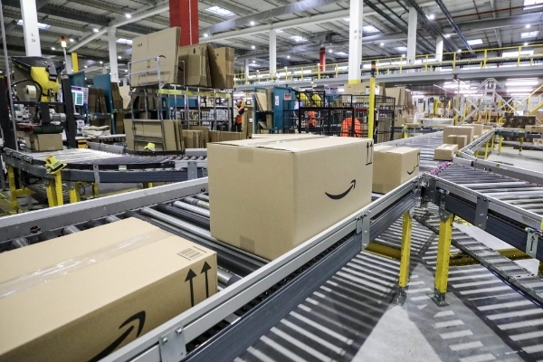 Plateforme logistique et de préparation des colis d'Amazon, à Boves, en décembre 2022.