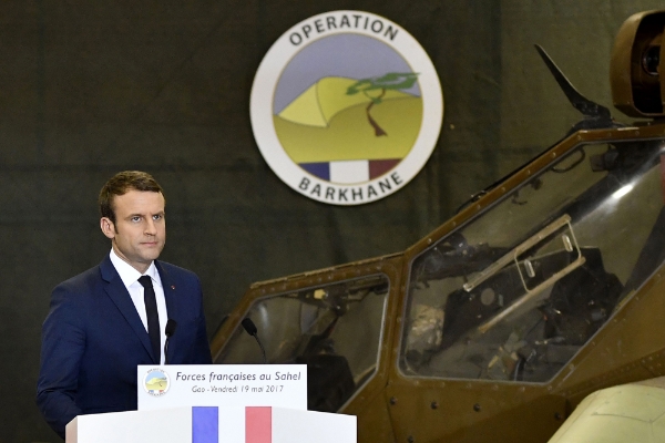 Emmanuel Macron lors d'un déplacement au Mali auprès des troupes de l'opération Barkhane, en 2017.