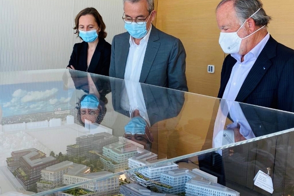 Claire Waysand, Jean-Pierre Clamadieu et Alain Dinin devant le projet d'éco-campus de La Garenne-Colombes, en juillet 2020.